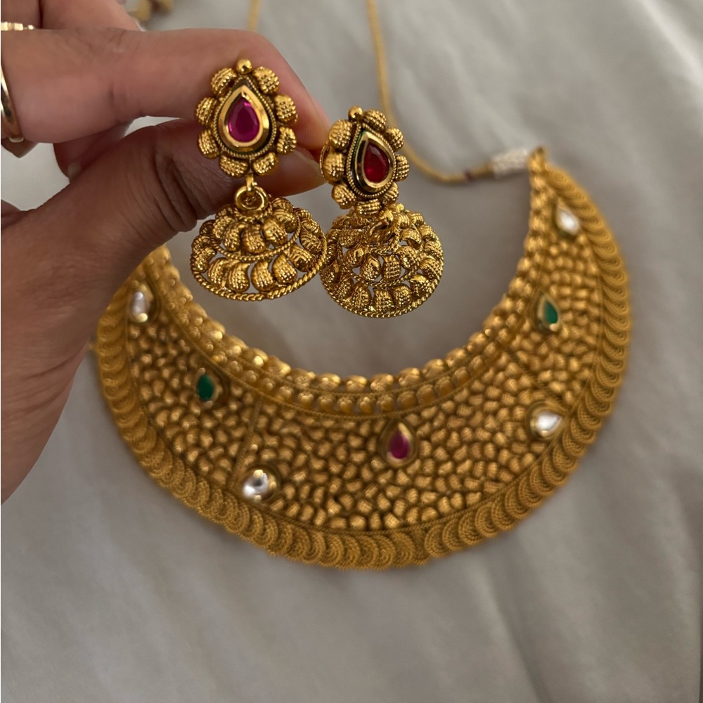 Indian necklace and jewelry set